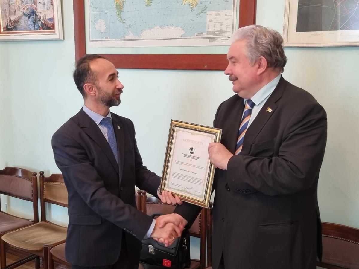 Председатель президиума Фонда защиты Русского Мира Бабурин Сергей Николаевич  4 февраля 2022 года вручил сертификат уполномоченного представителя Фонда в Турции Фаигу  Ибиш Оглы Гасымову