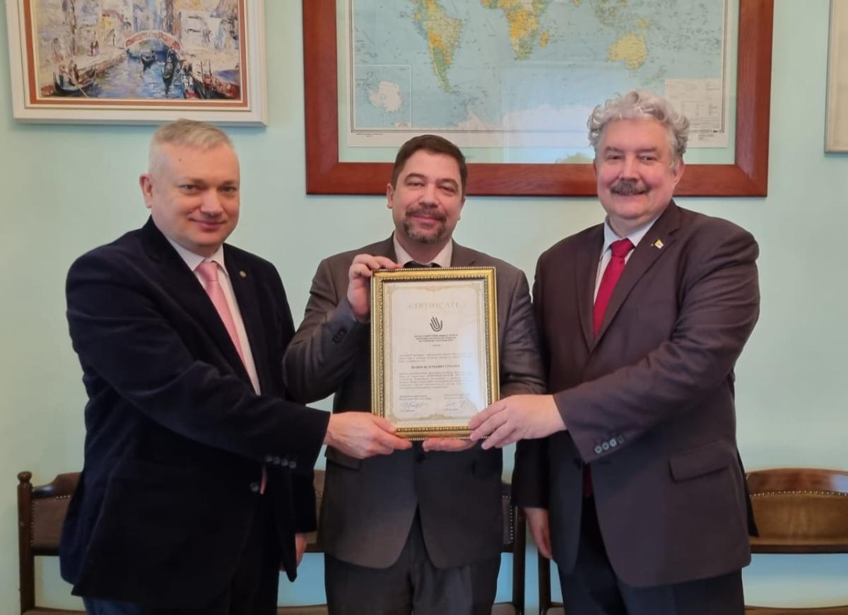 Председатель президиума Фонда защиты Русского Мира Бабурин Сергей Николаевич 21 февраля 2022 года вручил сертификат уполномоченного представителя Фонда  защиты Русского Мира в Азербайджане Вадиму Валерьевичу Сухареву