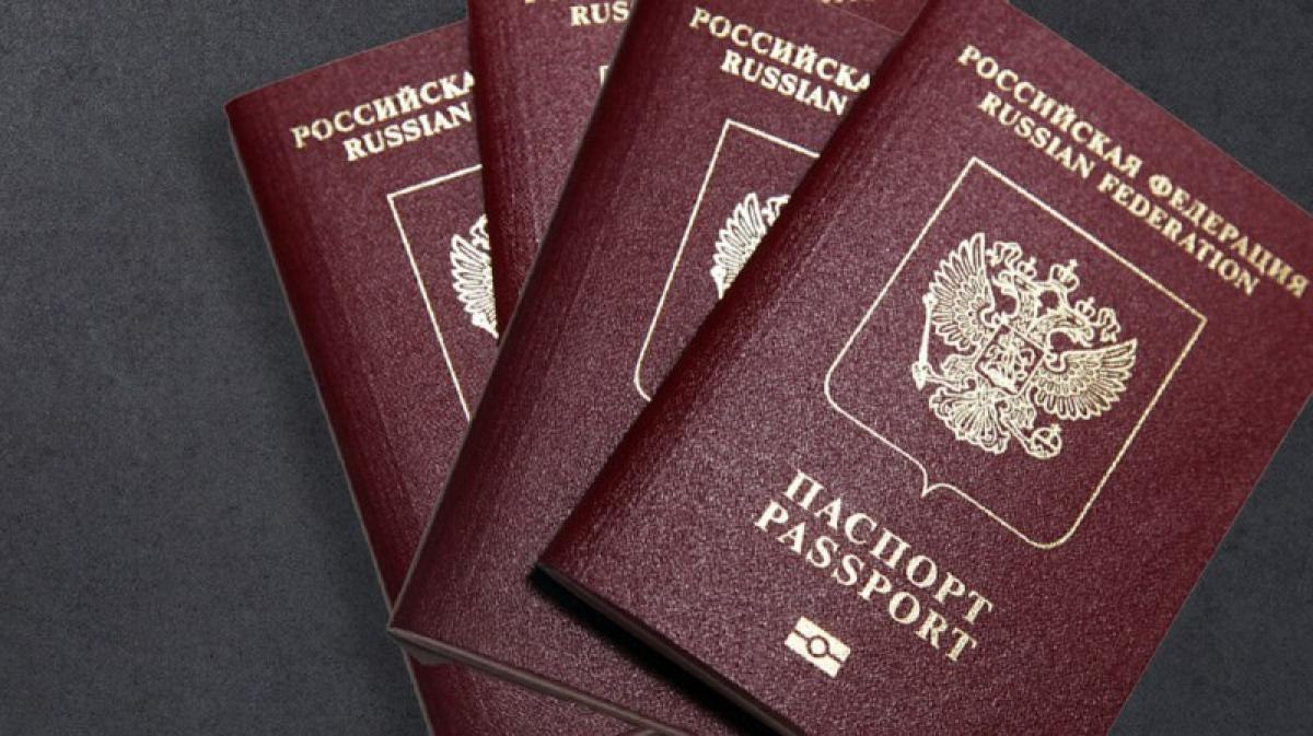 Консульский департамент МИД РФ выпустил разъяснение о написании букв «е» и «ё» в заграничных паспортах россиян.
