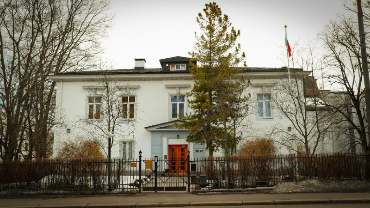 Норвегия требует сокращения: российское посольство остаётся с двумя дипломатами!