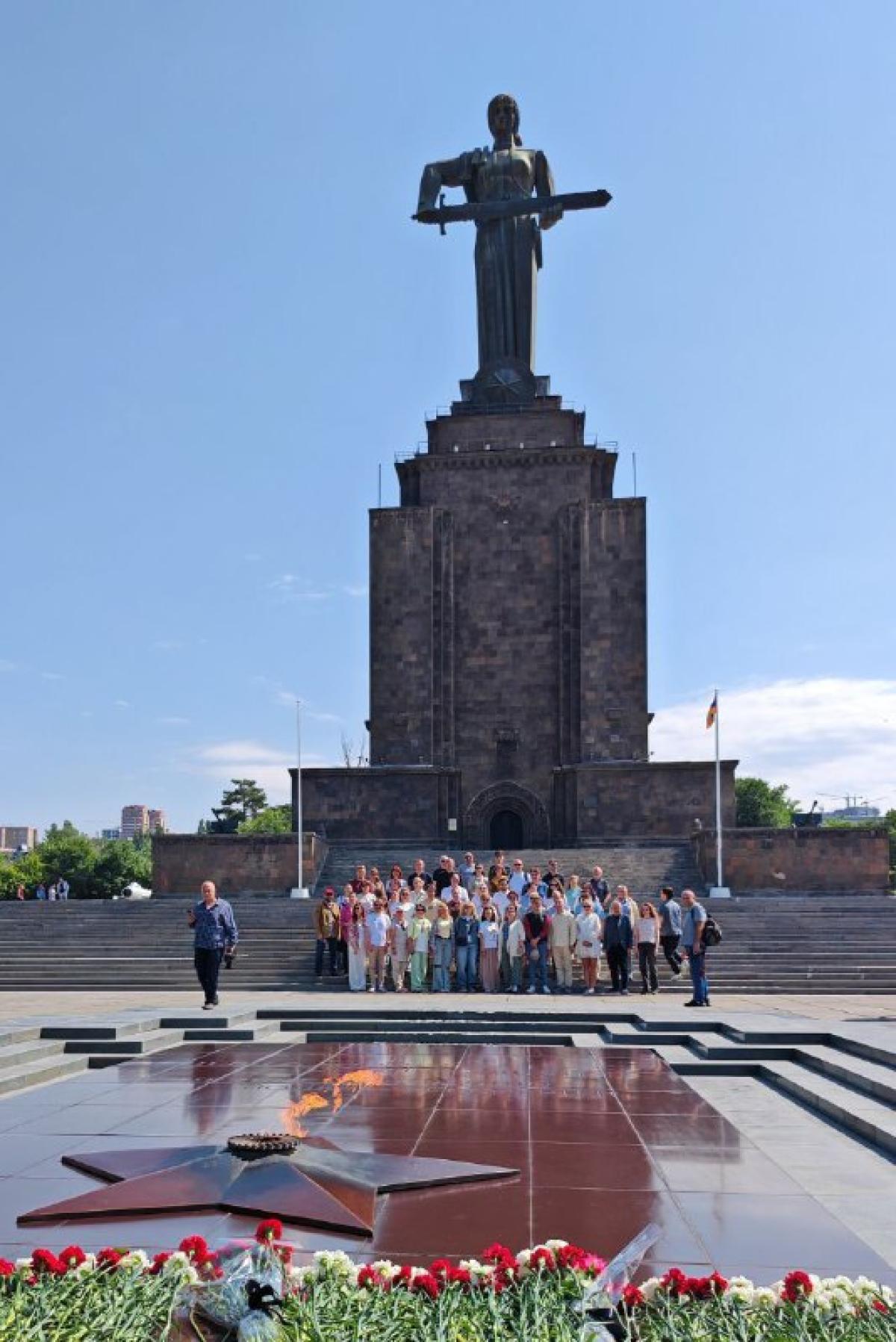 Соотечественники из 29 стран возложили цветы к вечному огню в память павших в годы Великой Отечественной войны