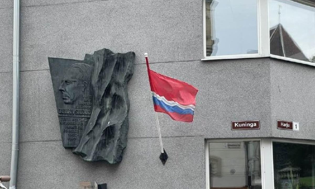На стене здания Дома писателей в центре Таллина вывесили флаг Эстонской ССР